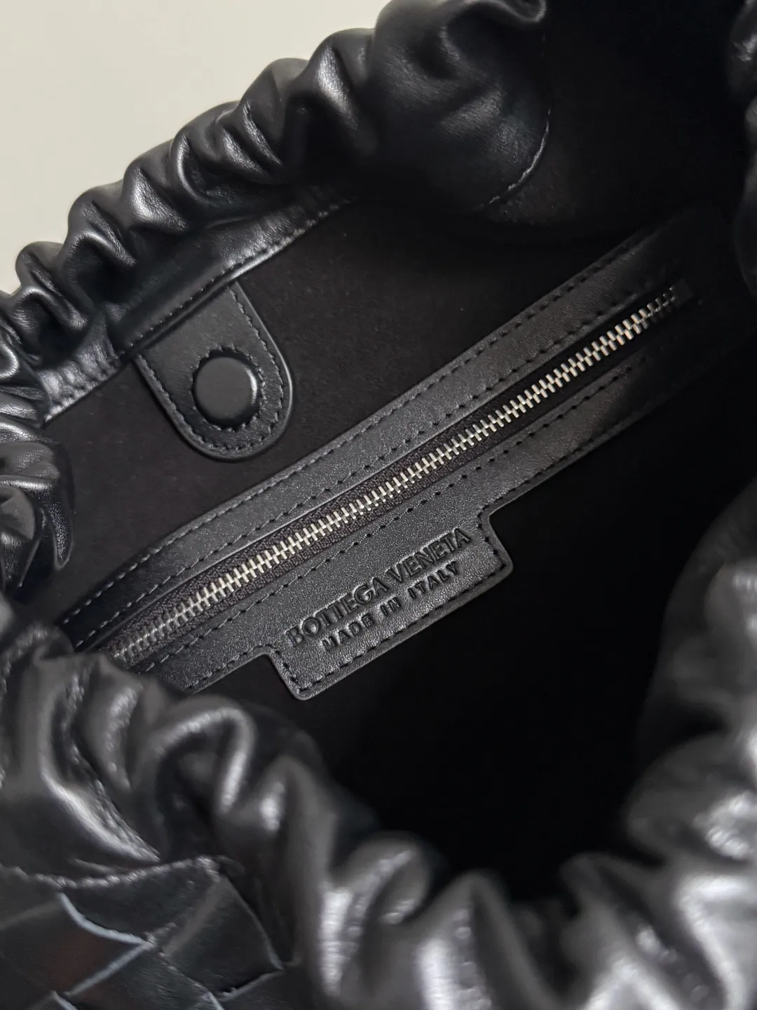 Batch 2280 BOTTEGA VENETA2025 new woven Biblioteca Bucket perfectly integrates casual texture, using classic Intrecciato woven leather, which feels soft but stiff, allowing the bag to drape naturally without losing the three-dimensional effect. The drawstring design of the drawstring pocket makes opening and closing more direct and adds a casual atmosphere. If you are on a short business trip, you can put some skin care samples in your bag. The front compartment or rear zipper can also be used to store ID cards, bank cards, etc. The solid color design of the bag is very versatile, and it doesn’t feel too picky when paired with any clothes. The leather material is also very high-quality! Style number: 836020 Size: 24*33*14cm